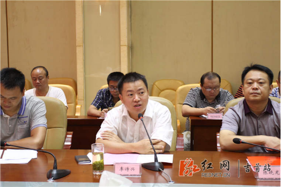 市委副书记,市长李诗兴在会上讲话